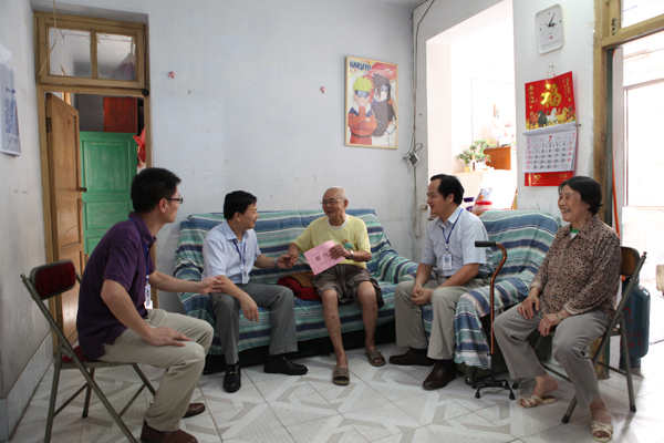 南宁市第一人民医院领导慰问离退休老党员及困难党员职工