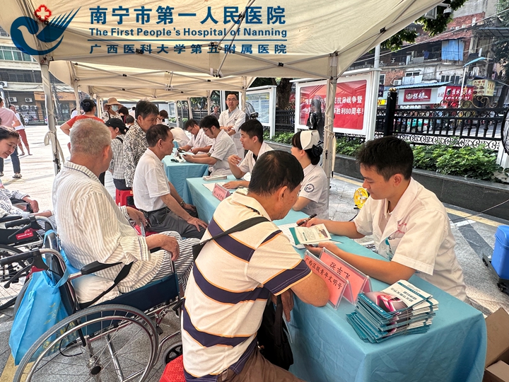 市一医院“青年文明周”系列活动启新篇 “青号”义诊进早市送健康