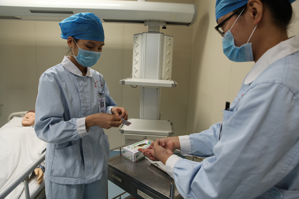 南宁市第一人民医院开展血源传播疾病职业暴露防护应急处置演练