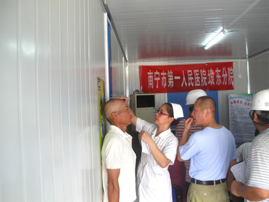 关爱农民工市一医院志愿者送健康进工地