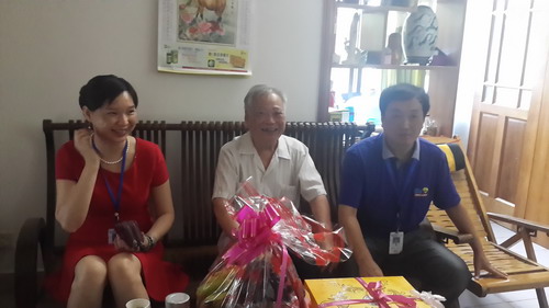 院领导登门给离休老干部送生日祝福