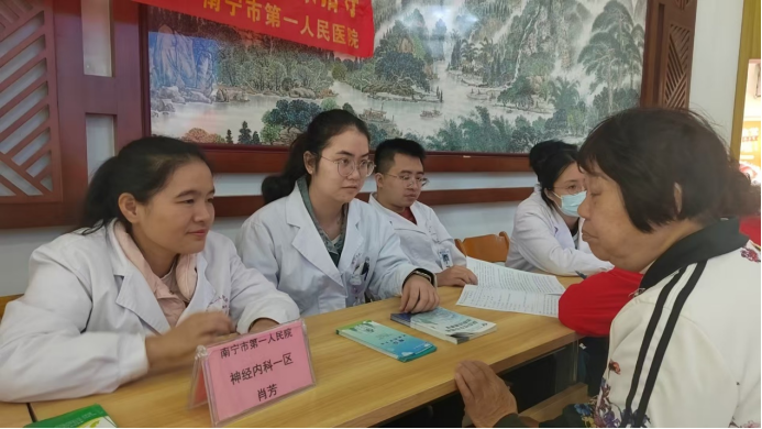 我院神经内科一区专家走进老年大学