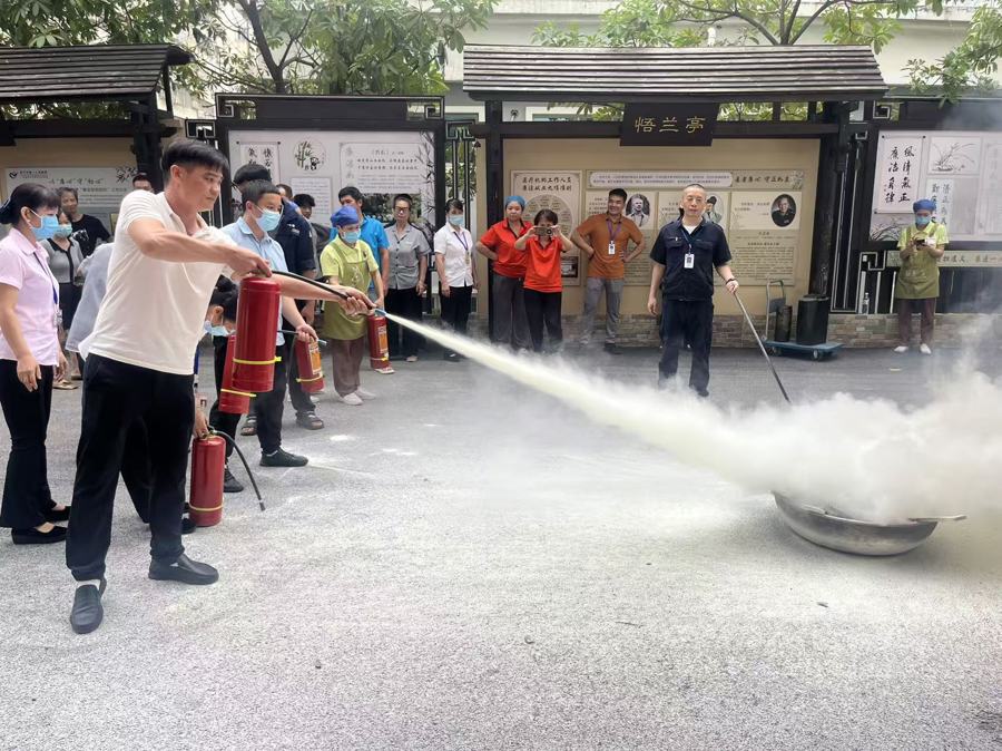 齐练真功夫 筑牢防火墙———我院组织开展后勤服务保障人员消防安全培训演练活动
