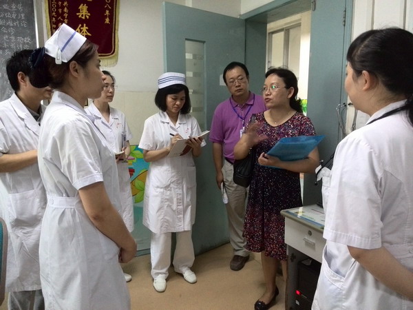 南宁市卫生局督查组到市一医院督查手足口病、麻疹医疗救治工作