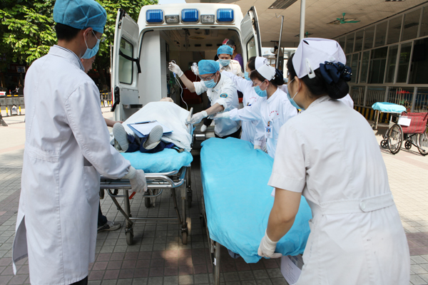 我院开展重大突发公共卫生事件大批急性创伤患者救治暨绿色通道应急演练