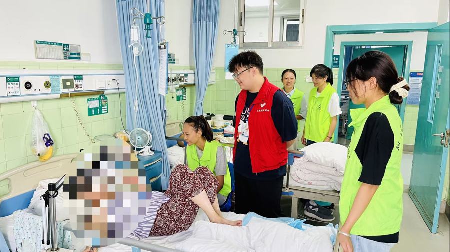 暖心！志愿者手绘“双向奔赴”画作，致敬铁路老人与公交爱人的深情