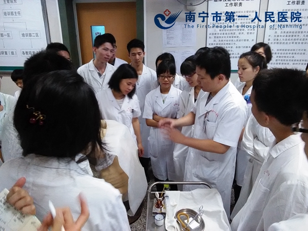 以严谨求实的作风帮助学生迈出实习生涯的第一步