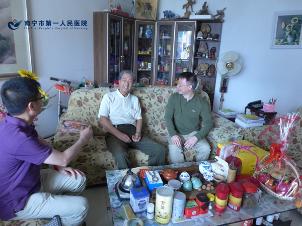 院领导亲自登门给离休干部送生日祝福