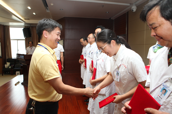 南宁市第一人民医院召开2013—2014年度“四十佳”表彰大会