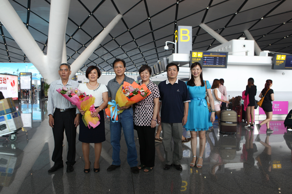 我院领导到机场为援非医疗队员送行