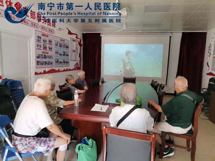 学党史 强信念 跟党走：离退休支部组织老同志观看电影《开国大典》