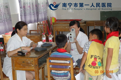 我院预防保健科医护人员为乡村留守儿童免费体检