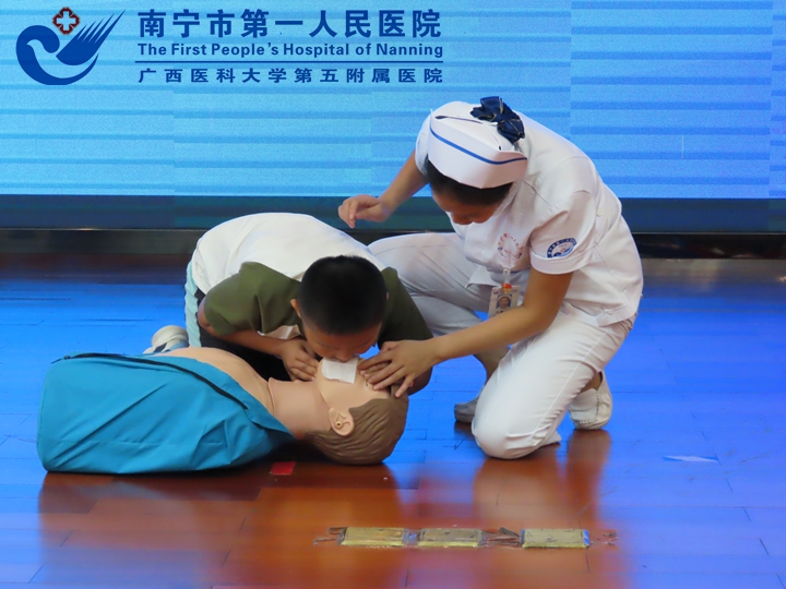 当急救知识遇上萌娃！ 市一携手药园开展职工子女医学研学活动超有料