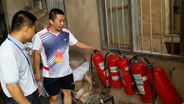 南宁市第一人民医院驻前进社区工作组协助社区对辖区内部分企事业单位进行消防安全检查