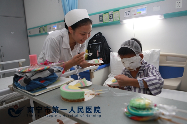 “面具娃娃”在我院快乐度“六一”