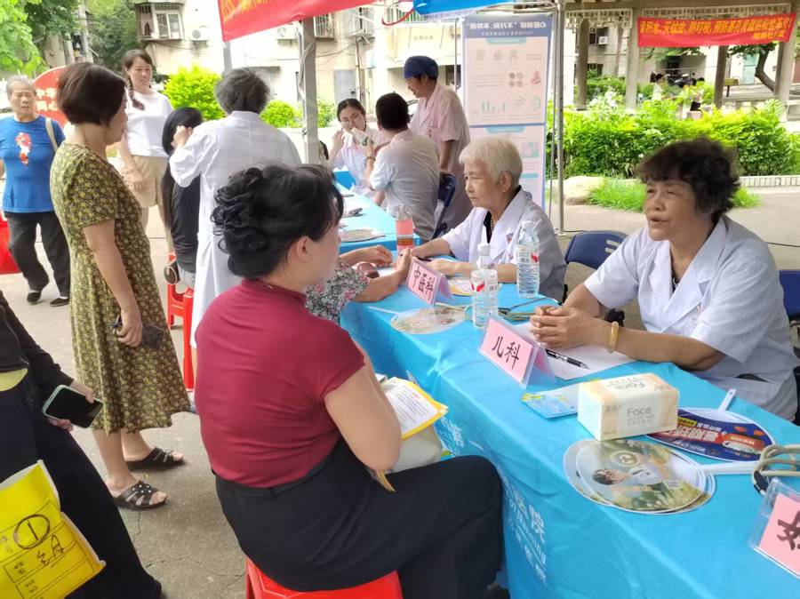 “退休不褪色、银龄耀党辉” 离退休党支部组织“银龄健康志愿服务队”开展主题党日“银铃健康行动”志愿服务义诊活动