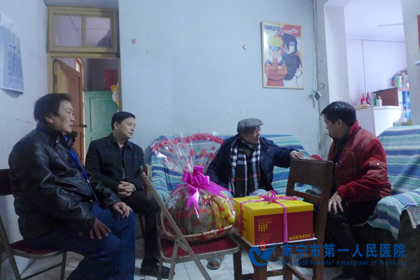 我院领导亲自登门给离休干部祝寿