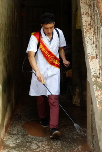 台风无情人有情——我院在职党员进社区救灾纪实