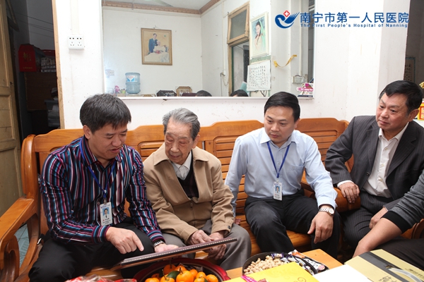 我院领导亲切慰问百岁老人