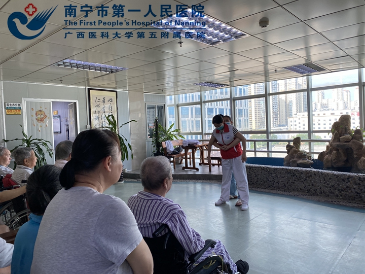 埌东内科党支部：党建引领强服务 工休会送“急救干货”护夕阳