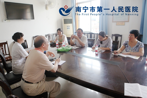 自治区爱卫办到我院评估检查戒烟门诊服务项目