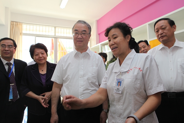 全国人大常委会副委员长桑国卫一行检查南宁市第一人民医院免费婚检点