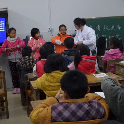 我院驻村干部在村镇学校积极开展“埃博拉”防控知识系列专题讲座