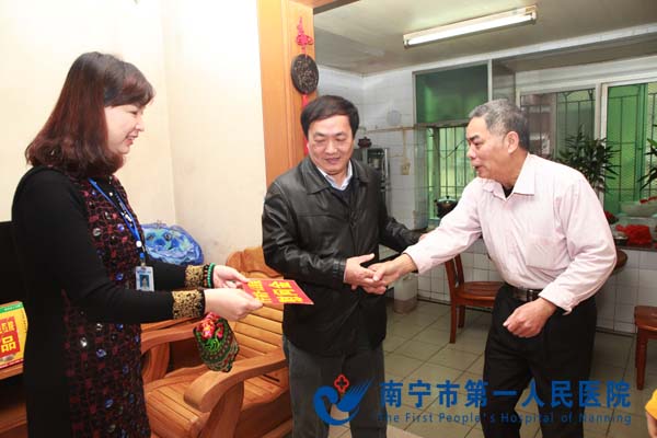 我院领导登门慰问援外医疗职工家属