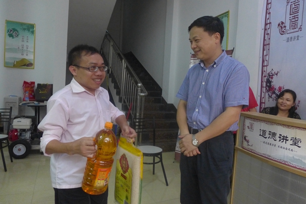 南宁市第一人民医院在职党员继续走进社区服务群众