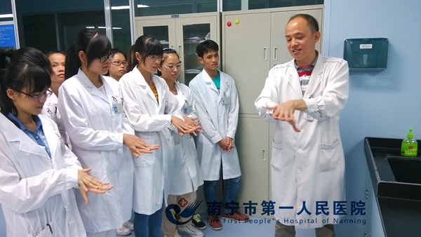 检验科对实习生进行岗前培训