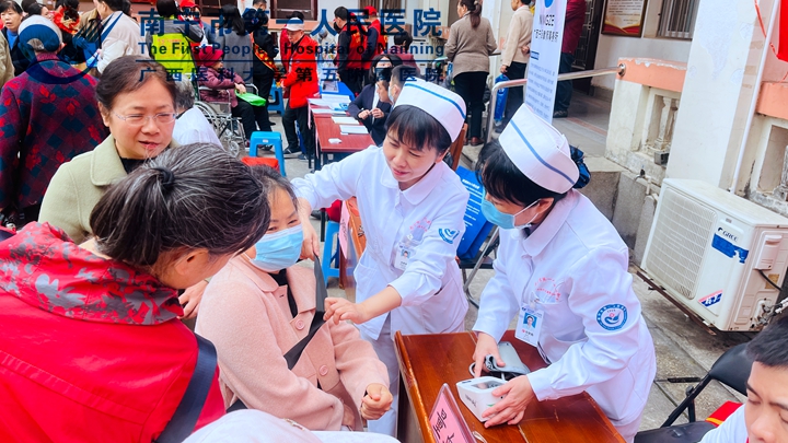 “关爱健康”南宁市第一人民医院小乐园志愿服务队到社区开展学雷锋月志愿服务活动