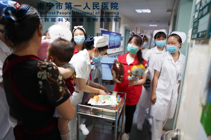 图为护士们给孩子送礼物.jpg