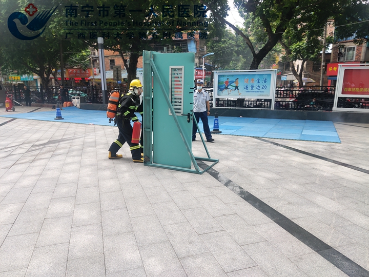 图为进行破门救援演练.jpg