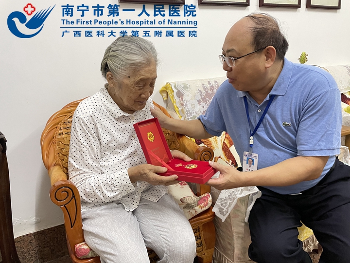 市一医院组织开展“七一”慰问离退休老党员活动