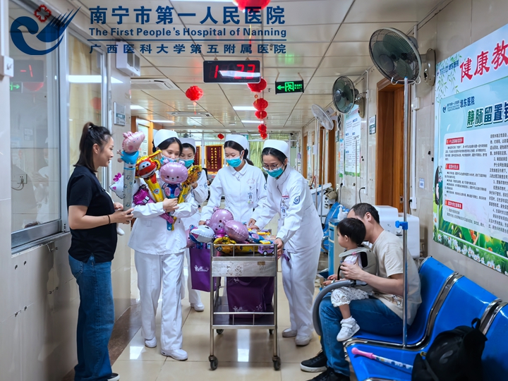 医心暖童心 党旗映病房 ——埌东医院妇儿党支部开展六一儿童节暖心慰问活动