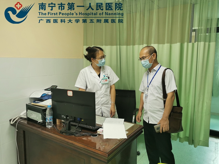 2医疗管理中心专家在成员单位检查工作.jpg