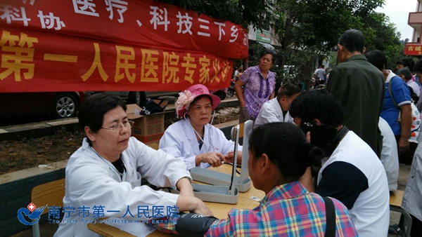 我院组织离退休老专家参加“三下乡”义诊活动