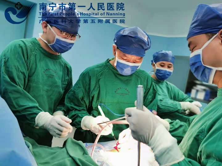 81岁奶奶腰腿疼痛10余年 2小时手术一朝解除 ——南宁市第一人民医院青秀分院完成首例骨科四级手术