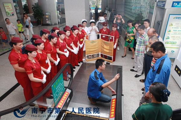 我院组织扶梯故障应急演练