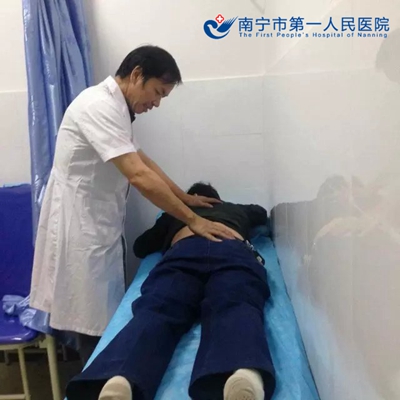 埌东分院完成首例双侧弹响髋经皮极小切口髂胫束解术