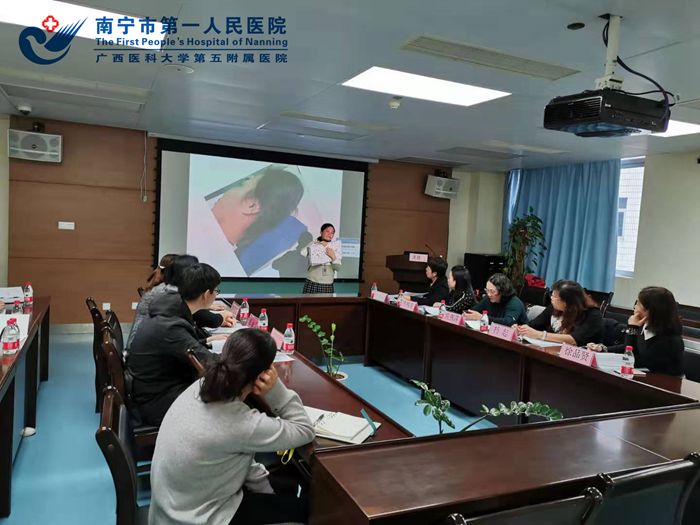 2.现场展示减压枕（周晓峰 供图）.jpg