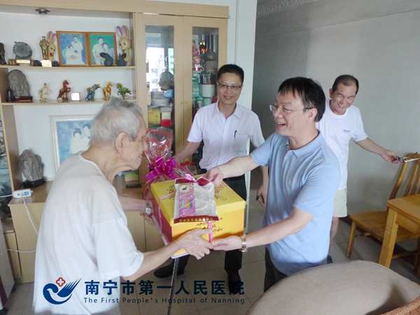 医院领导亲自登门给九旬高龄退休干部祝寿