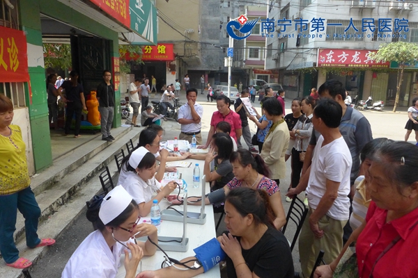 我院积极组织开展“重阳节”专家进社区义诊活动