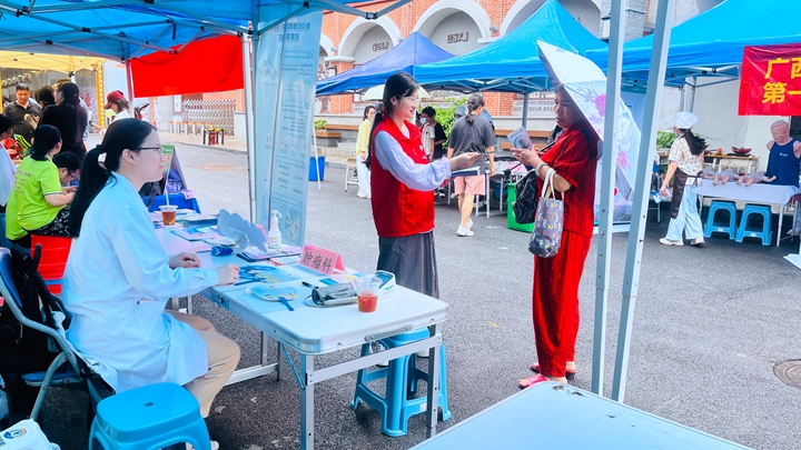 南宁市第一人民医院肾内科、肿瘤科专家齐聚暖心市集，开展义诊健康宣教活动