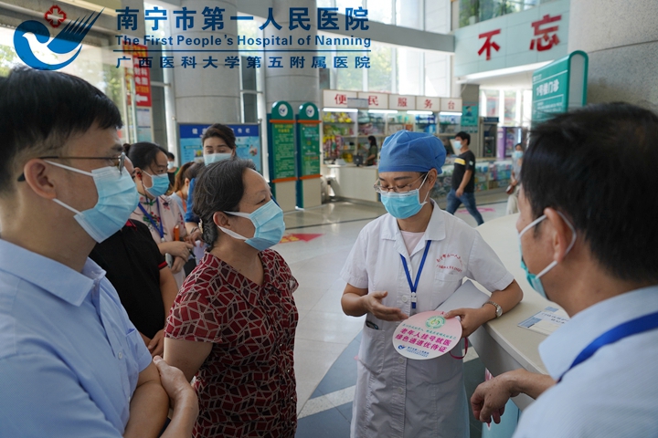 图为南宁市第一人民医院开辟“省时”通道，为就医老年人提供多渠道挂号服务.jpg