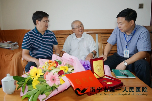 医院领导看望慰问抗战老兵