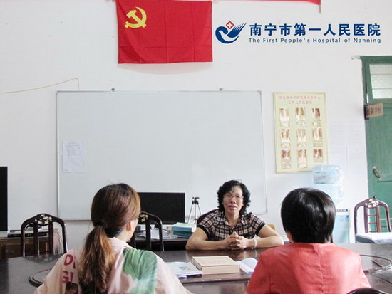 市卫计委领导到上林县明亮镇甘六村检查指导驻村第一书记工作