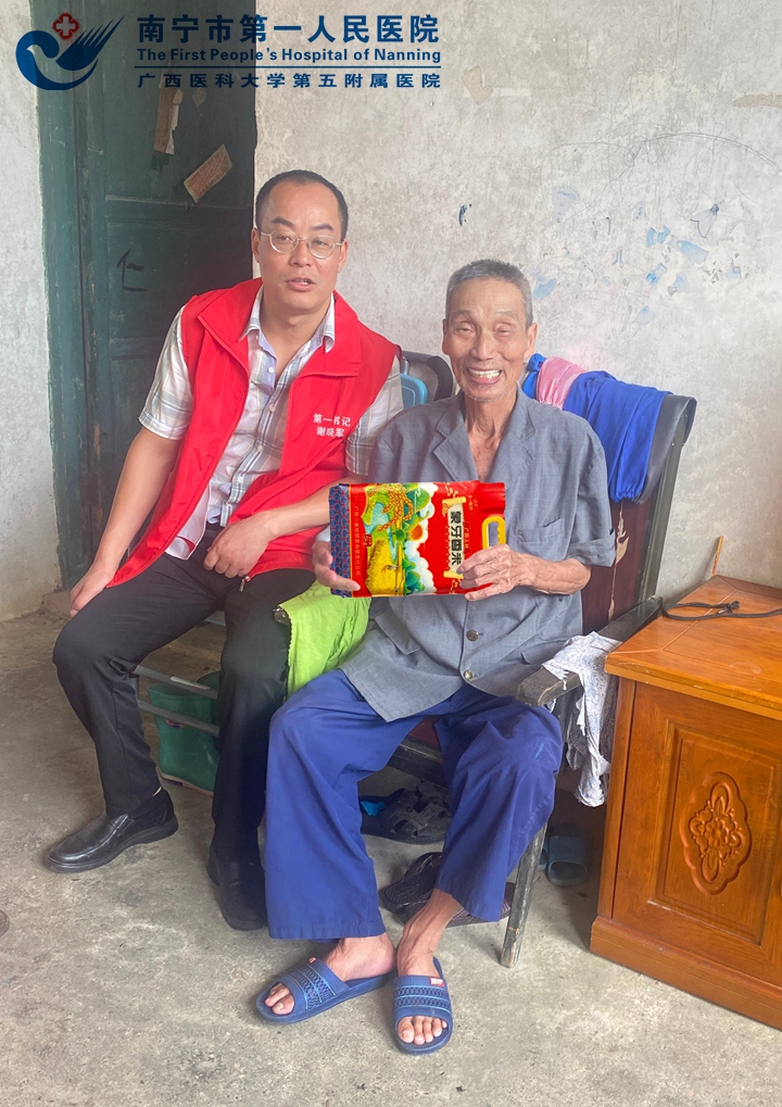 用脚步丈量民情 用真情温暖民心——记南宁市第一人民医院派驻上林县明亮镇甘六村第一书记谢晓军