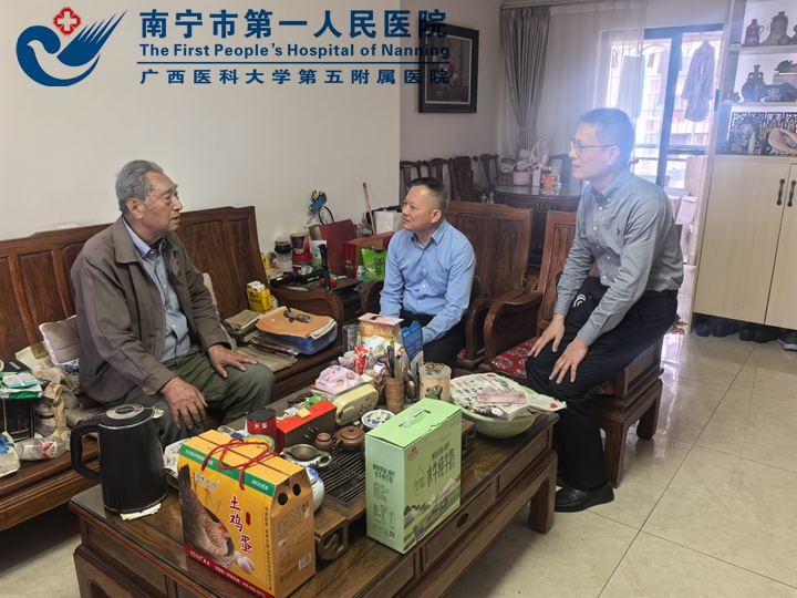 温暖相伴 情满生日 医院为93岁离休干部送祝福