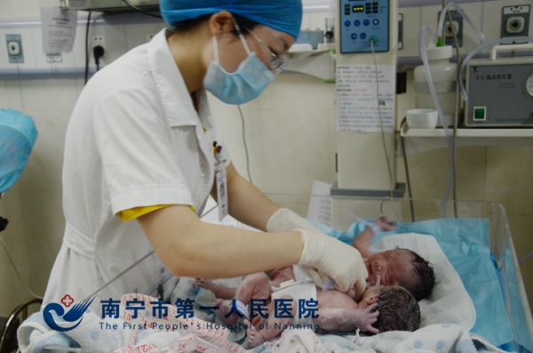 南宁市第一人民医院埌东分院喜降首例双胞胎